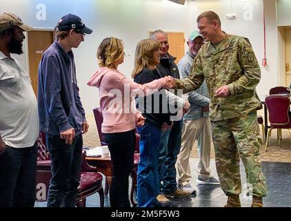 Kenneth Kamper, generale comandante, centro di eccellenza dei fuochi e Fort Sill, ha presentato monete ai dipendenti del campo da golf di Fort Sill giovedì in riconoscimento dei loro sforzi durante la pandemia. (Foto di Chris Wilson) Foto Stock