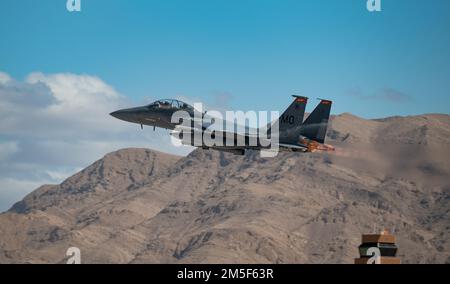 Una F-15E Strike Eagle assegnata alla 366th Fighter Wing, Mountain Home Air Force base, Idaho, decollerà per una missione Red Flag-Nellis 22-2 alla Nellis Air Force base, Nevada, 10 marzo 2022. Il 414th Combat Training Squadron esegue esercizi con bandiera rossa per fornire agli equipaggi l'esperienza di molteplici e intense armi da combattimento nella sicurezza di un ambiente di allenamento. Foto Stock