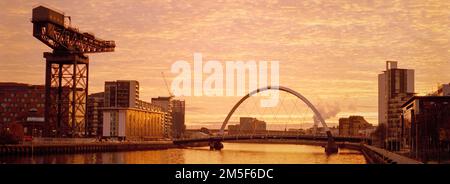Gru navale a Finnieston, vicino al ponte Clyde Arc di Glasgow, sul fiume Clyde Foto Stock
