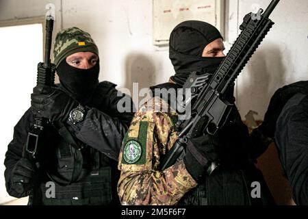 I membri dell'unità di intervento speciale del Kosovo conducono manovre e tattiche a livello di squadra durante un esercizio di addestramento bilaterale (BILAT) con i membri del 10th Special Forces Group 10 marzo 2022 a Pristina, in Kosovo. La formazione bilaterale in Kosovo è stata condotta per rafforzare le relazioni e aumentare l'interoperabilità tra le nazioni partner nei Balcani. Foto Stock