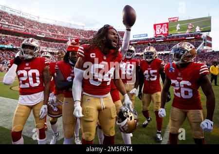 Santa Clara, Stati Uniti. 04th Dec, 2022. San Francisco 49ers' Fred Warner (54) celebra la sua intercezione contro i Miami Dolphins nel quarto trimestre dello stadio Levi's di Santa Clara, California, domenica 4 dicembre 2022. (Foto di Nhat V. Meyer/The Mercury News/TNS/Sipa USA) Credit: Sipa USA/Alamy Live News Foto Stock