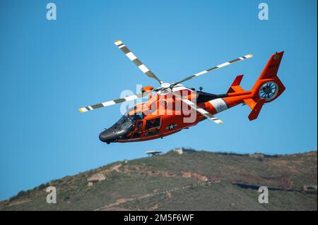 NEGLI STATI UNITI La Guardia Costiera MH-65 Dolphin Helicopter esegue un volo vicino al Golden Gate Bridge a San Francisco, 10 marzo 2022. Il flyby è stato a parte un tiro fotografico con il taglierino della Guardia Costiera Sockeye di fronte al Golden Gate Bridge. Foto Stock