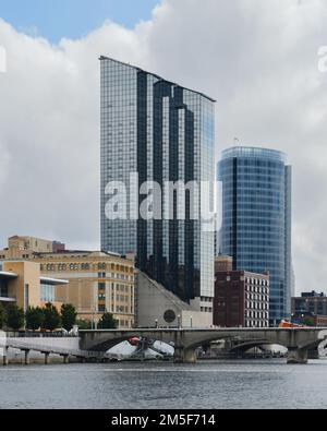 Vista del centro di Grand Rapids dall'altra parte del fiume Grand Foto Stock