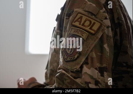 STATI UNITI Tecnologia Air Force. Andrew Steindl, uno squadrone di ingegneria civile del 354th Airman Dorm leader, mostra la sua patch di identificazione sulla base dell'aeronautica militare di Eielson, Alaska, 11 marzo 2022. I leader di Airman Dorm sono responsabili del mantenimento e dell'aumento della qualità generale della vita di Airmen. Aiutano anche gli Airmen in-process e out-process che vivono nei dormitori. Foto Stock