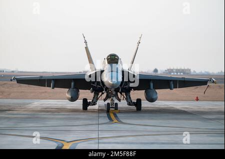 NEGLI STATI UNITI Marine F/A-18 Hornet siede sulla linea di volo alla base aerea di King Faisal, Arabia Saudita, a sostegno dell'operazione Agile Spartan II 10 marzo 2022. OAS II è focalizzata sul test operativo e sulla valutazione delle competenze Agile Combat Employment sviluppate da Ninth Air Force (Air Forces Central), Individual Air Expeditionary Wings, servizi gemelli e le nostre nazioni partner attraverso molteplici eventi teatrali. Foto Stock