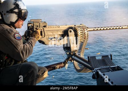220310-N-EV253-1350 SAN DIEGO (10 marzo 2021) – Capo Navale Aircrewman Matthew Bartlett, di Raleigh, Carolina del Nord, e assegnato ai “Merlins” di Helicopter Sea Combat Squadron (HSC) 3 spara una mitragliatrice del calibro di GAU-21 .50 da un elicottero MH-60s Kinighthawk durante un corso di qualificazione al largo delle coste della California. HSC-3 è lo squadrone di sostituzione della flotta della Marina della costa occidentale MH-60s, responsabile della formazione di piloti e equipotenti fornendo i combattenti più capaci alla flotta. Foto Stock