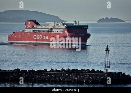 Marsiglia, Francia. 28th Dec, 2022. La nave passeggeri Galeotta arriva al porto mediterraneo francese di Marsiglia dopo una prova in mare. Dotata di propulsione mista, olio combustibile e gas naturale liquefatto (GNL), effettuerà il primo attraversamento tra Marsiglia e Ajaccio il 8 gennaio 2023. (Credit Image: © Gerard Bottino/SOPA Images via ZUMA Press Wire) Foto Stock