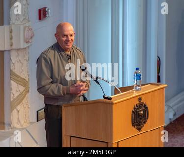 ANNAPOLIS, Md (10 marzo 2022) Generale David H. Berger, Comandante degli Stati Uniti Corpo marino. Si rivolge ai membri del 2022° Simposio degli ufficiali di bandiera della Marina/dirigenti senior tenutosi a Mahan Hall negli Stati Uniti Accademia Navale. Foto Stock