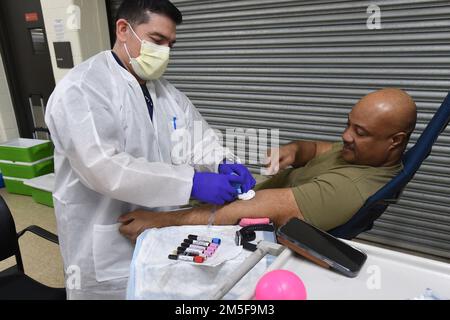 SGT.1st Classe Lonnie Cavitt, G3 Sergente operativo, 85th comando di supporto della Riserva dell'Armata, dona sangue durante un evento Armed Services Blood Program. L'unità di sangue è stata ospitata dall'USARSC 85th al col Paul G. Schulstad United States Army Reserve Center di Arlington Heights, Illinois, 28 marzo 2022. Foto Stock