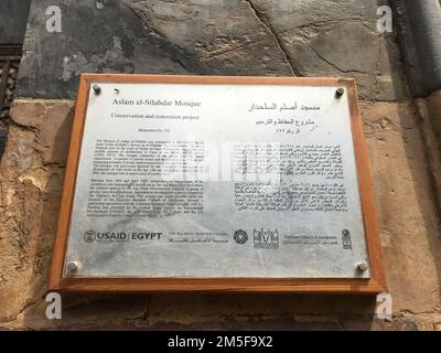 La Moschea di Aslam al-Silahdar è una delle attrazioni dello stile Mamluk del Cairo. Fu costruito nel 1344-45 dal portatore di spada al famoso sultano al-Nasir Muhammad e, come molte moschee medievali del Cairo, comprende il mausoleo del suo fondatore. L'USAID ha collaborato con l'Aga Khan Trust for Culture per finanziare un progetto completo di conservazione dell'edificio gravemente deteriorato. I lavori sono stati effettuati tra il 2006 e il 2009. Un componente di addestramento è stato sviluppato e mantenuto durante il lavoro sul posto per gli artigiani locali e gli specialisti egiziani di conservazione del tirocinante in modo che lo standard elevato Foto Stock