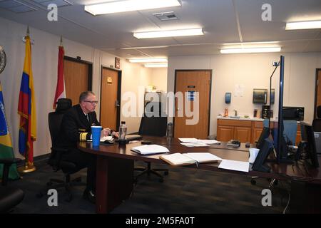 221003-N-DB801-0004 MAYPORT, FLA. – (3 ottobre 2022) – Jim Aiken, comandante, USA Naval Forces Southern Command/U.S. 4th Fleet fornisce osservazioni in occasione della prima cooperazione multilaterale per migliorare la protezione marina e combattere la pesca illegale, non dichiarata e non regolamentata (IUU) nel Corridoio Marino del Pacifico tropicale orientale (CMAR). Ospitato dal Wilson Center, l'evento virtuale ha riunito le parti interessate degli Stati Uniti e dei paesi CMAR di Costa Rica, Panama, Colombia ed Ecuador per sottolineare che la pesca contro-IUU non è solo un problema di conservazione ambientale, ma anche un soc Foto Stock