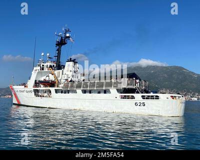 L’equipaggio della Guardia Costiera Cutter Venturous rimpatria 198 migranti haitiani alle autorità haitiane di Cap-Haitien, Haiti, marzo 11,2022. La Guardia Costiera, la protezione doganale e di frontiera degli Stati Uniti e le agenzie partner hanno salvato 356 haitiani dalla nave a circa 200 metri dall'Ocean Reef a Key Largo, Florida. (STATI UNITI Guardia costiera foto) Foto Stock