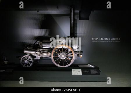 Stephenson's Rocket, la prima locomotiva a vapore originale e moderna al mondo in mostra al National Railway Museum di York, Inghilterra. Foto Stock