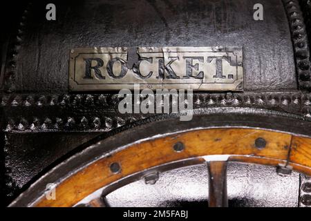 Stephenson's Rocket, la prima locomotiva a vapore originale e moderna al mondo in mostra al National Railway Museum di York, Inghilterra. Foto Stock