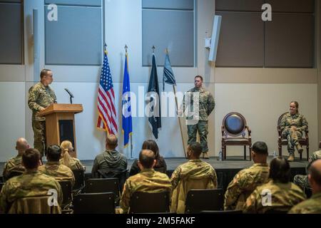 STATI UNITI Miguel Cruz (a sinistra), comandante dello Space Delta 4, esprime le sue osservazioni come presidente durante la cerimonia di inattivazione dello Squadrone di supporto operativo 460th e l'attivazione del DEL 4 S-staff 11 marzo 2022, presso il Leadership Development Center sulla base della Buckley Space Force base, Colon. Il 460th OSS è stato istituito il 19 agosto 2004 per gestire la formazione operativa e la certificazione del sistema di armi degli operatori di allarme missilistico. Foto Stock