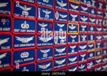 Un consiglio di patch che rappresenta i membri attuali e precedenti dello Squadrone di supporto operativo 460th è presente alla cerimonia di inattivazione dell'OSS 460th del 11 marzo 2022 presso il Leadership Development Center sulla base della forza spaziale di Buckley, Colom. La Sezione personale Space Delta 4 (S-staff) è stata schierata al posto della 460th OSS con gli Stati Uniti Carrie Zederkof si assume la responsabilità dell'unità appena attivata. Foto Stock