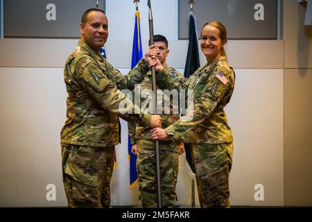 STATI UNITI Il comandante della forza spaziale Miguel Cruz (a sinistra), lo Space Delta 4, dà la lancia DEL 4 al Lt. Carrie Zederkof (a destra), direttore del 4 S-staff, per segnalare l'attivazione del DEL DEL 4 S-staff durante l'inattivazione della cerimonia del 460th Operations Support Squadron 11 marzo 2022, Presso il Leadership Development Center sulla base della forza spaziale di Buckley, Colom. Cruz ha dichiarato durante il suo discorso: “…Space Delta 4 mira a trasformare le capacità, i metodi, i processi e, soprattutto, i nostri Guardiani e Airmen in un'organizzazione coesa di combattimento. Per sostenere tale Foto Stock