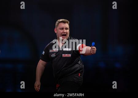 Martin Schindler reagisce durante l'undici° giorno del Cazoo World Darts Championship all'Alexandra Palace, Londra. Data immagine: Mercoledì 28 dicembre 2022. Foto Stock