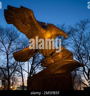 Bronze Eagle, monumento commemorativo della costa orientale dedicato ai militari che hanno perso la vita nell'Oceano Atlantico nella seconda guerra mondiale. Battery Park, New York, Stati Uniti. Foto Stock