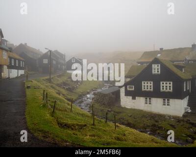 Mykines borgo torba case con tetto visto nella nebbia Foto Stock