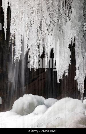 Ciclicini appesi alle cascate di Slick Rock in inverno - Pisgah National Forest - vicino a Brevard, North Carolina USA Foto Stock