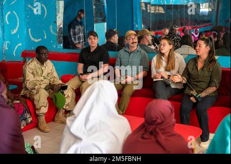 Base aerea 201, Niger. 27th Dec, 2022. I membri del servizio del Battaglione Affari civili del 443rd, AB 201, Niger, si incontrano con gli sposi dei membri delle forze Armate del Niger (FAN) dicembre. 27, 2022. I coniugi e i membri del servizio CA hanno discusso i modi per promuovere l'associazione all'interno del FAN e della comunità locale, nonché per coordinarsi con altre associazioni femminili nigerie. Credito: USA Air Force /ZUMA Press Wire Service/ZUMAPRESS.com/Alamy Notizie dal vivo Foto Stock