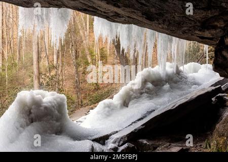 Cascate di Slick Rock in inverno - Pisgah National Forest - vicino a Brevard, North Carolina USA Foto Stock