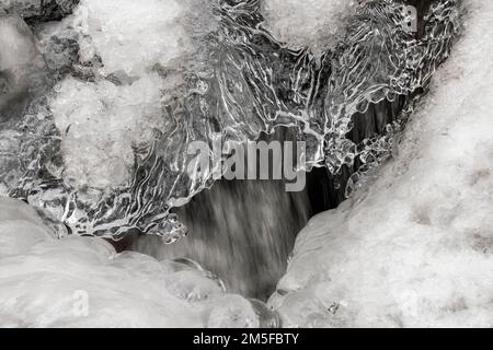 Schemi di ghiaccio astratti su Rockhouse Creek - Pisgah National Forest, vicino a Brevard, North Carolina, USA Foto Stock