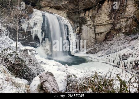 Looking Glass Falls in inverno - Pisgah National Forest - vicino a Brevard, North Carolina USA Foto Stock