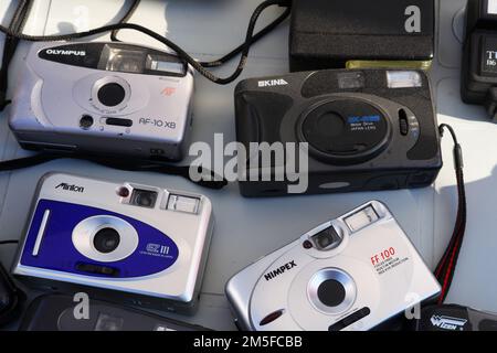 Macchine fotografiche antiche di più produttori sul tavolo Foto Stock