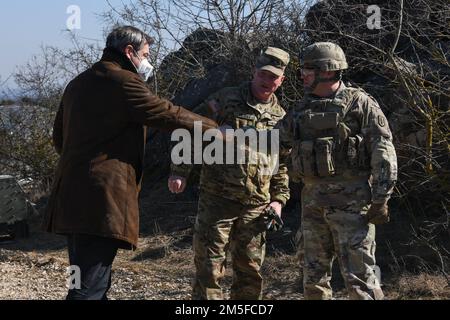 Da sinistra a destra: Il Presidente del Ministro bavarese Markus Söder, Stati Uniti Esercito Brig. Il generale Joseph Hilbert, comandante del comando di addestramento dell'esercito del 7th, e il colono Daniel Miller, comandante della Brigata dell'artiglieria del campo del 41st, si incontrano prima di un esercizio di fuoco dal vivo presso l'area di addestramento di Grafenwoehr 7th, Germania, 11 marzo 2022. Il dispiegamento delle forze statunitensi in questo caso è una misura prudente che sostiene gli obiettivi collettivi di prevenzione della guerra della NATO, l’orientamento difensivo e l’impegno a proteggere tutti gli alleati. Foto Stock