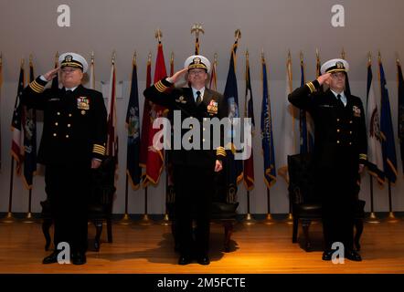NEWPORT, R.I. (11 marzo 2022) i membri del partito ufficiale salutano mentre l'inno nazionale gioca durante la cerimonia di cambio di comando dell'ufficiale, Newport (OCCN), Rhode Island, 11 marzo. La OTCN offre quattro programmi di formazione per ufficiali presso la Naval Station Newport, tra cui Officer Candidate School, Officer Development School, Limited Duty Officer e Chief Warrant Officer Academy e Naval Science Institute. OtCN sviluppa moralmente, mentalmente e fisicamente questi futuri leader di carattere e competenza - impregnandoli con i più alti ideali di onore, coraggio e impegno in o Foto Stock