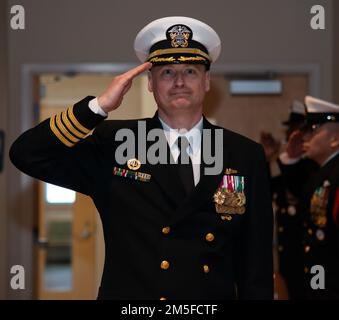 NEWPORT, R.I. (11 marzo 2022) Capo Mark Hazenberg, comandante, ufficiale di addestramento, Newport (OtCN), Rhode Island, Passa attraverso i sideboys durante la cerimonia di cambio di comando di OtCN, 11 marzo. La OTCN offre quattro programmi di formazione per ufficiali presso la Naval Station Newport, tra cui Officer Candidate School, Officer Development School, Limited Duty Officer e Chief Warrant Officer Academy e Naval Science Institute. OtCN sviluppa moralmente, mentalmente e fisicamente questi futuri leader di carattere e competenza, impregnandoli dei più alti ideali di onore, coraggio e impegno Foto Stock