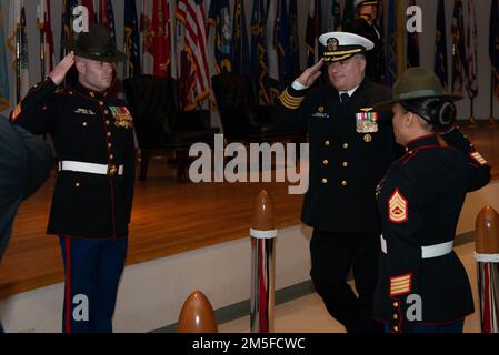 NEWPORT, R.I. (11 marzo 2022) il capitano Everett Alcorn, comandante del comando di addestramento dell'ufficiale, Newport (OtCN), Rhode Island, passa attraverso i sideboys per concludere la cerimonia di cambio di comando dell'OtCN, 11 marzo. La OTCN offre quattro programmi di formazione per ufficiali presso la Naval Station Newport, tra cui Officer Candidate School, Officer Development School, Limited Duty Officer e Chief Warrant Officer Academy e Naval Science Institute. OtCN sviluppa moralmente, mentalmente e fisicamente questi futuri leader di carattere e competenza - impregnandoli con i più alti ideali di onore, coraggio e com Foto Stock