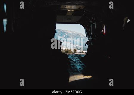 Gli aerei della 152nd Airlift Wing, Nevada Air Nation Guard, si dirigano su un aereo statunitense Esercito CH-47 elicottero Chinook sul lago Tahoe, Nevada, 11 marzo 2022. Oltre 20 Airmen di tutta la base sono stati scelti per viaggiare sul Chinook con la leadership senior dalla sede della forza congiunta come ricompensa per il loro duro lavoro e la loro dedizione. Foto Stock