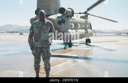 STATI UNITI Ondra Berry, consigliere generale dello Stato del Nevada, posa con un elicottero Chinook CH-47 dell'esercito del Nevada dopo un volo incentivante sul lago Tahoe, Never., 11 marzo 2022. Berry è stato l'Adjutant Generale dal 2019 ed è stato con la Guardia Nazionale dell'aria del Nevada dal 1990. (Foto della Guardia Nazionale aerea di Senior Airman Thomas Cox) Foto Stock