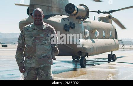 STATI UNITI Ondra Berry, consigliere generale dello Stato del Nevada, posa con un elicottero Chinook CH-47 dell'esercito del Nevada dopo un volo incentivante sul lago Tahoe, Nevada, 11 marzo 2022. Berry è stato l'Adjutant Generale dal 2019 ed è stato con la Guardia Nazionale dell'aria del Nevada dal 1990. (Foto della Guardia Nazionale aerea di Senior Airman Thomas Cox) Foto Stock