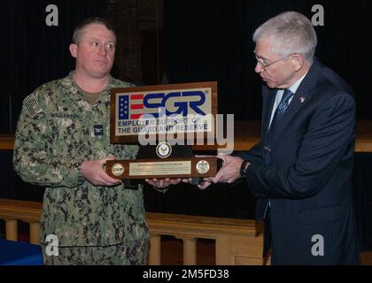 GRANDI LAGHI, Ill. (11 marzo 2022) Brigadiere Generale (ret.) Scott D. Legwold, ARNG, ha presentato un trofeo al capitano Jason J. Williamson, ufficiale comandante della base navale Great Lakes, in apprezzamento per il sostegno del Wisconsin Employer Support of the Guard and Reserve (ESGR) Boss Lift Program a Great Lakes. Lo scopo del programma Boss Lift è quello di mostrare apprezzamento per i datori di lavoro civili dei membri della Guardia Nazionale del Wisconsin e della Riserva, contribuendo al contempo a educare quei datori di lavoro sul servizio, il sacrificio e la professionalità dei loro dipendenti dei membri del servizio, tutti i quali possono essere calle Foto Stock