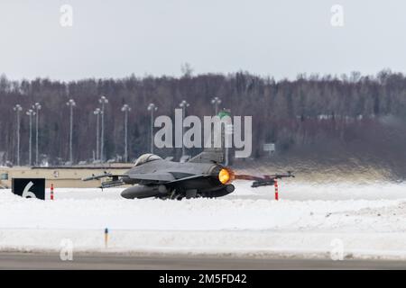 Una F-16 Fighting Falcon, assegnata alla 180th Fighter Wing della Guardia Nazionale dell'Ohio, decade presso la base militare Elmendorf-Richardson, Alaska, durante gli Stati Uniti Northern Command Exercise ARCTIC EDGE 2022, 11 marzo 2022. AE22 è un esercizio biennale di difesa per gli Stati Uniti Il comando del Nord e le forze armate canadesi per dimostrare ed esercitare una capacità congiunta di dispiegarsi e operare rapidamente nell'Artico. Foto Stock