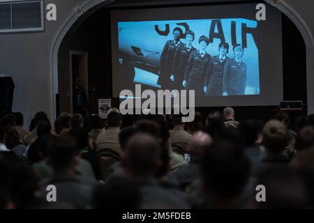 I membri della Naval Air Station Pensacola, Fla. E delle scuole circostanti si sono riuniti nel club base per lo Sapphire 2022 per celebrare la diversità degli aviatori passati, presenti e futuri, onorando al contempo i primi ufficiali femminili dei sistemi di combattimento della classe 78-01, 11 marzo 2022. Sapphire 2022 ha onorato il suo 45th° anniversario ovecoming barriere di genere e di razza negli Stati Uniti Air Force. Foto Stock