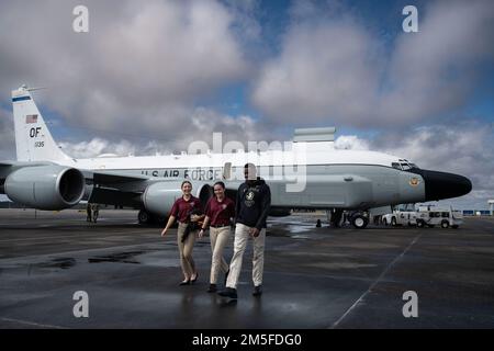 Gli studenti del programma ROTC (Florida state University Reserve Officer Training Corps) esplorano le esposizioni statiche durante Sapphire 2022, Naval Air Station Pensacola, Fla., 11 marzo 2022. Sapphire 2022 festeggia il suo 45th° anniversario della comunità di funzionari dei sistemi di combattimento che supera le barriere di genere e razziali negli Stati Uniti Forza aerea. Foto Stock