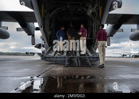 Gli studenti del programma ROTC (University Reserve Officer Training Corps) di Tuskegee esplorano una mostra statica C-130H durante Sapphire 2022, Naval Air Station Pensacola, Fla., 11 marzo 2022. Sapphire 2022 festeggia il suo 45th° anniversario della comunità di funzionari dei sistemi di combattimento che supera le barriere di genere e razziali negli Stati Uniti Forza aerea. Foto Stock