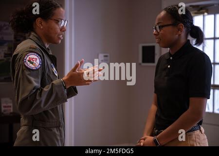 2nd Lt. Vashti Smith, studente ufficiale dei sistemi di combattimento, 479th studente Squadron, parla a un Junior Reserve Officer Training Corps (JROTC) studente a Sapphire 2022, Naval Air Station Pensacola, la., 11 marzo 2022. Sapphire 2022 festeggia il suo 45th° anniversario della comunità di funzionari dei sistemi di combattimento che supera le barriere di genere e razziali negli Stati Uniti Forza aerea. Foto Stock