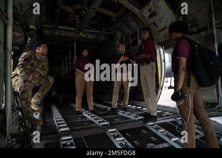 Senior Airman Lucas Bonner, C-130H loadmaster, 357 Airlift Squadron parla con gli studenti del Reserve Officer Training Corps (ROTC) della Tuskegee University di Sapphire 2022, Naval Air Station Pensacola, Fla., 11 marzo 2022. Sapphire 2022 festeggia il suo 45th° anniversario della comunità di funzionari dei sistemi di combattimento che supera le barriere di genere e razziali negli Stati Uniti Forza aerea. Foto Stock