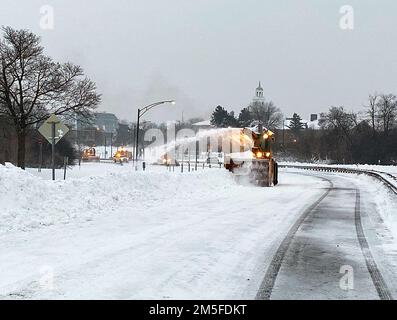 Buffalo, New York, Stati Uniti. 27th Dec, 2022. Gli equipaggi del NY state Department of Transportation Western NY lavorano per rimuovere la neve nella città di Buffalo. (Credit Image: © NY state Department of Transportation Western NY/ZUMA Press Wire) Foto Stock