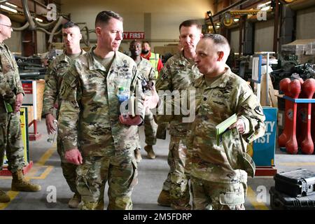 Lt. Col. Michael P. Liles, comandante, Battaglione di supporto sul campo dell'esercito - Kuwait, Brigata di supporto sul campo dell'esercito 401st, Brief Brig. Gen. Lance G. Curtis, vice comandante generale, 1st comando di sostegno del teatro, durante la circolazione sul campo di battaglia a Camp Arifjan, Kuwait, 11 marzo 2022. Curtis ha girato le strutture dell’unità e ha riconosciuto i soldati per l’eccellenza. Foto Stock