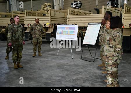 Soldati assegnati a 401st campi di supporto dell'esercito Brigata breve Briga. Gen. Lance G. Curtis, vice comandante generale, 1st comando di sostegno del teatro, durante la circolazione sul campo di battaglia a Camp Arifjan, Kuwait, 11 marzo 2022. Curtis ha girato le strutture dell’unità e ha riconosciuto i soldati per l’eccellenza. Foto Stock