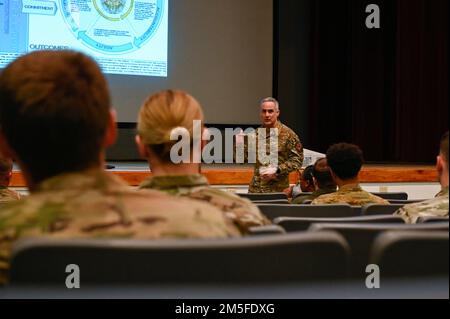 SEAC Ramón Colón-López, Senior Enlisted Advisor al Presidente dei Capi di Stato maggiore, parla con NCO durante una chiamata generale come parte della sua visita di due giorni alla base aerea di Kirtland, N.M., dal 10 al 11 marzo 2022. La visita del SEAC consisteva nel interagire con Airmen, condividere la sua filosofia di leadership, fornire informazioni sugli eventi mondiali attuali e nuovi miglioramenti nell’istruzione militare professionale. Foto Stock