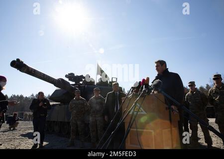 Il Ministro Presidente della Baviera, Markus Soeder, si rivolge ai media e agli Stati Uniti Soldati presso la Grafenwoehr Training Area, Germania, 11 marzo 2022. Durante il suo discorso, e nelle successive risposte alle interviste, Soeder ha sottolineato l’importanza della partnership della Germania con la NATO. Foto Stock