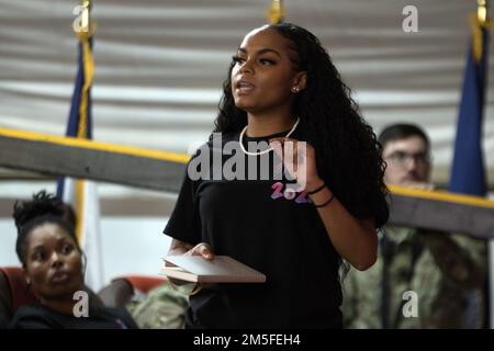 Il capitano Rochelle P. Thomas, un ufficiale di intelligence militare assegnato all'Area Support Group - Kuwait, si rivolge al pubblico durante Sneakers and Pearls, un evento di resilienza a Camp Buehring, Kuwait, 11 marzo 2022. Il Colonnello Fenicia L. Jackson, capo dello staff, posto di comando operativo del comando di sostenibilità del teatro 1st, ha condiviso le sue esperienze sul rimbalzo indietro durante il suo discorso principale. L'evento ha anche incluso un gruppo di dirigenti senior che hanno discusso la resilienza e hanno partecipato a una sessione di domande e risposte con i soldati. Foto Stock